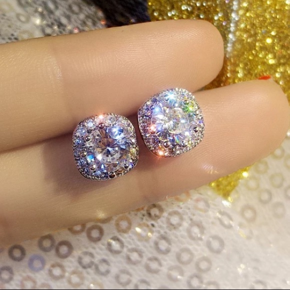 Jewelry - Classic shiny gold plated stud earrings